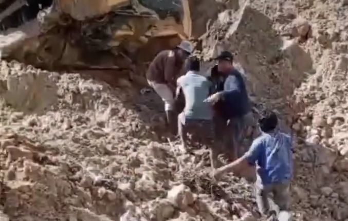 Pencarian korban tertimbun material longsoran