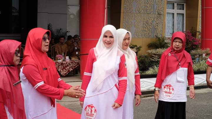 Ny Dewi Sutan Riska dalam kegiatan para bunda di Dharmasraya