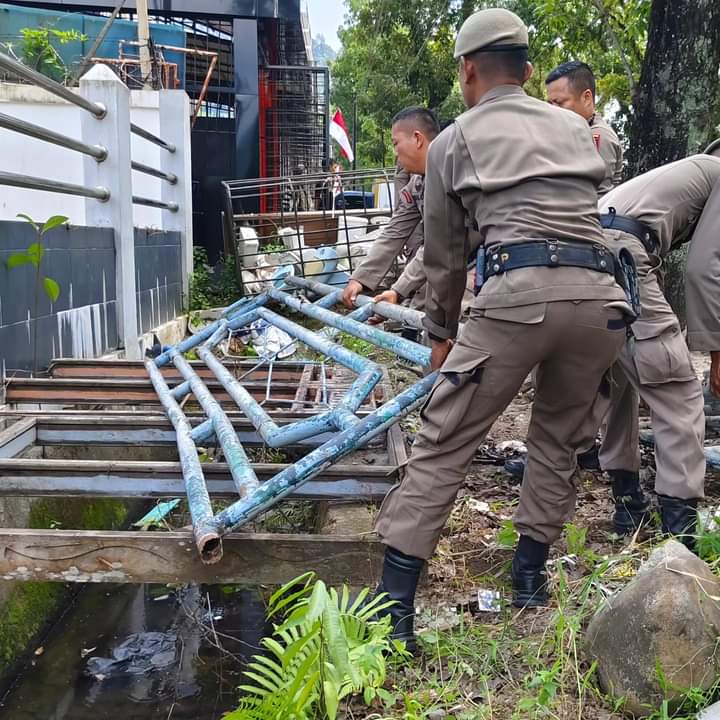 Petugas Satpol PP terlihat membongkar lapak pedagang bekas yang menempati fasilitas umum