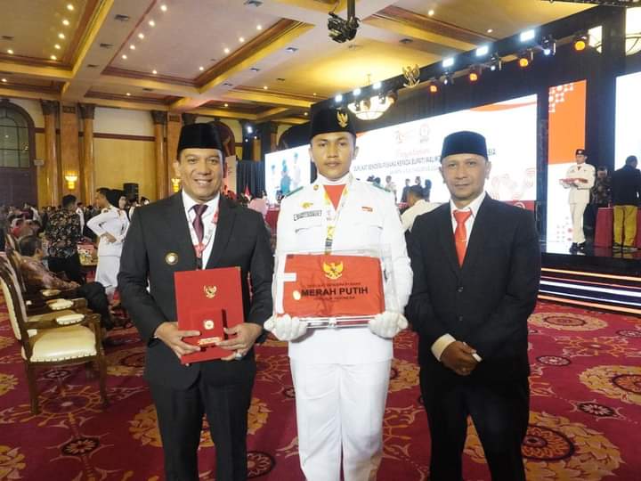 Pj Wako Soni bersama anggota paskibra nasional