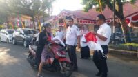 Diskominfo pesisir selatan bagi bagi bendera kepada pengguna jalan raya