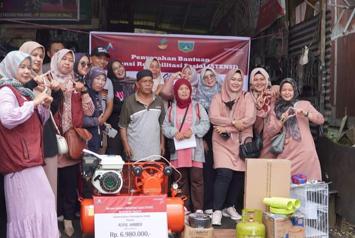 Warga mendapatkan bantuan dari kemensos