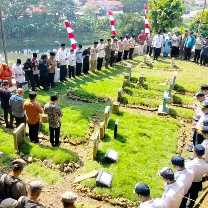 Pemko padang mendatangi dan menziarahi makam walikota pertama kota tersebut