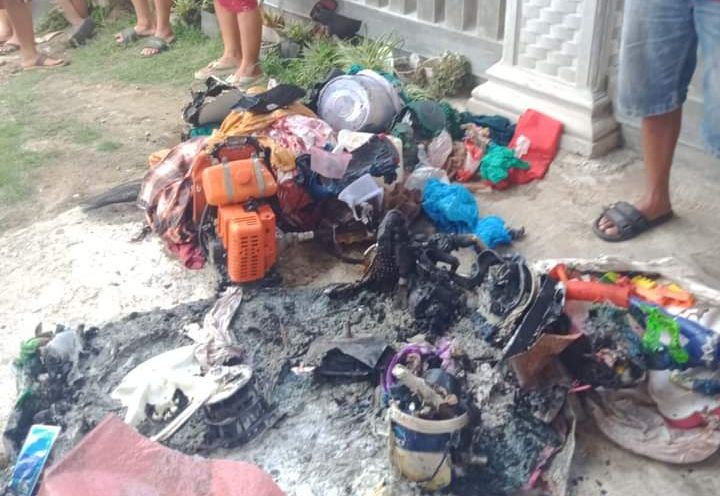 Sisa dan puing kulkas yang terbakar di kawasan payakumbuh