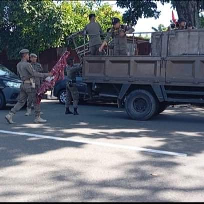 FB_IMG_1723464730006 Satpol PP Padang Tertibkan pedagang yang memakai fasum