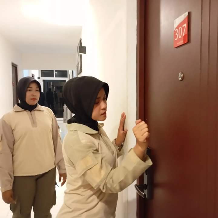 Petugas Satpol PP razia kamar kost kost an yang meresahkan warga
