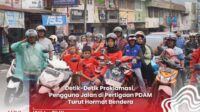 Warga pengguna jalan raya ikut hormat bendera saat detik detik proklamasi
