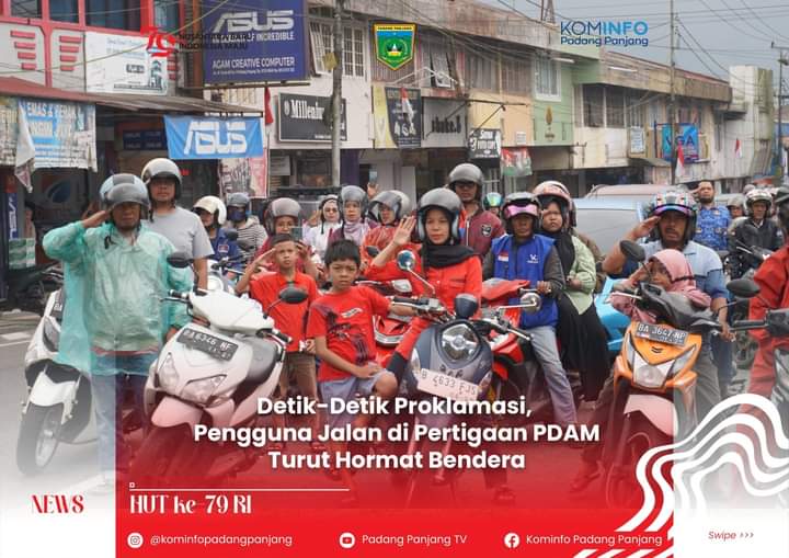 Warga pengguna jalan raya ikut hormat bendera saat detik detik proklamasi