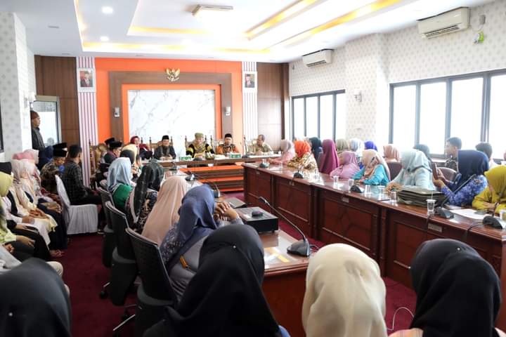 Pertemuan pj Wako Pariaman dengan 42 calon sarjana program pemko setempat