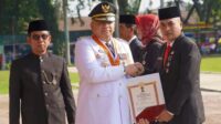 Salah satu personil Satpol PP Padang mendapatkan penghargaan dari presiden