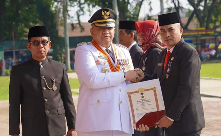 FB_IMG_1723881367132~2 Salah satu personil Satpol PP Padang mendapatkan penghargaan dari presiden