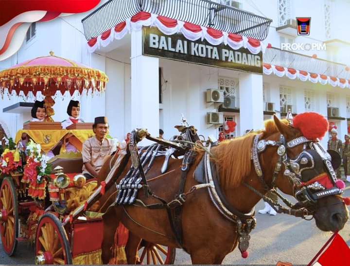 Duplikat bendera merah putih diarak menggunakan kereta kencana