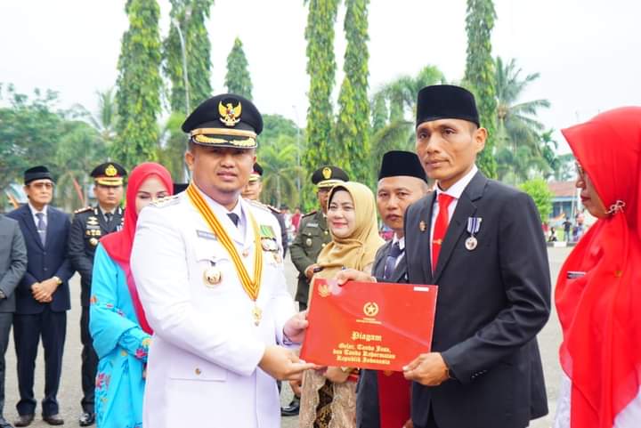 FB_IMG_1724145732666 Bupati Sutan Riska berikan penghargaan bagi pengabdian ASN