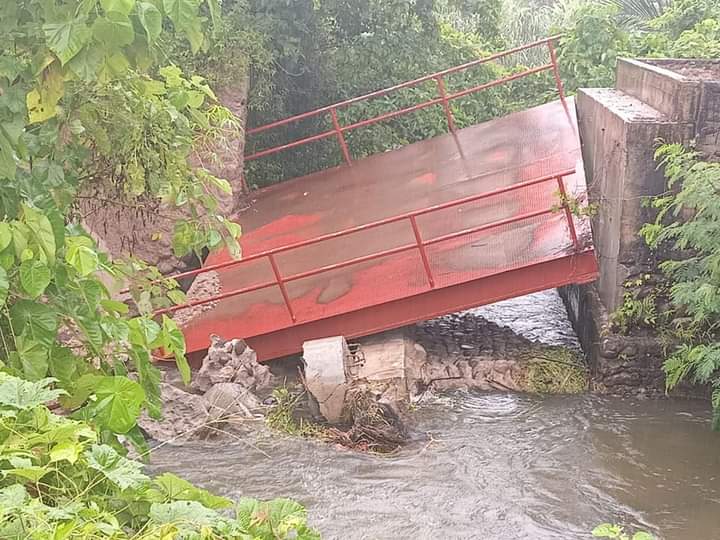 Jembatan putus akibat hujan deras di pariamanq