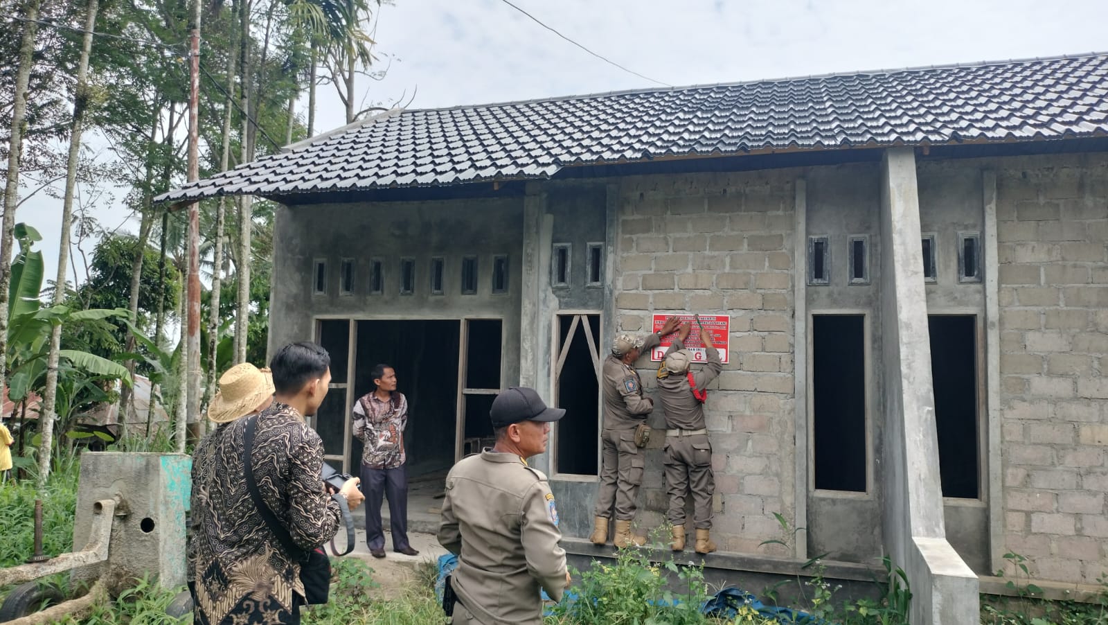 IMG-20240808-WA0194 Dibantu Satpol PP, Tata Ruang Kota Payakumbuh segel bangunan