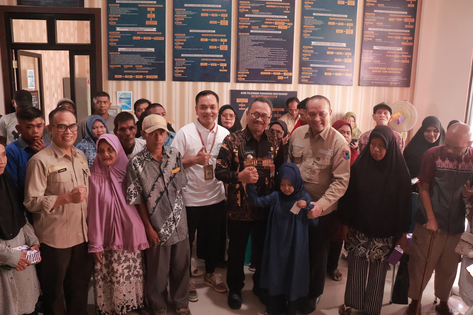 Bantuan sosial diserahkan Pj Wako Payakumbuh untuk para keluarga membutuhkan