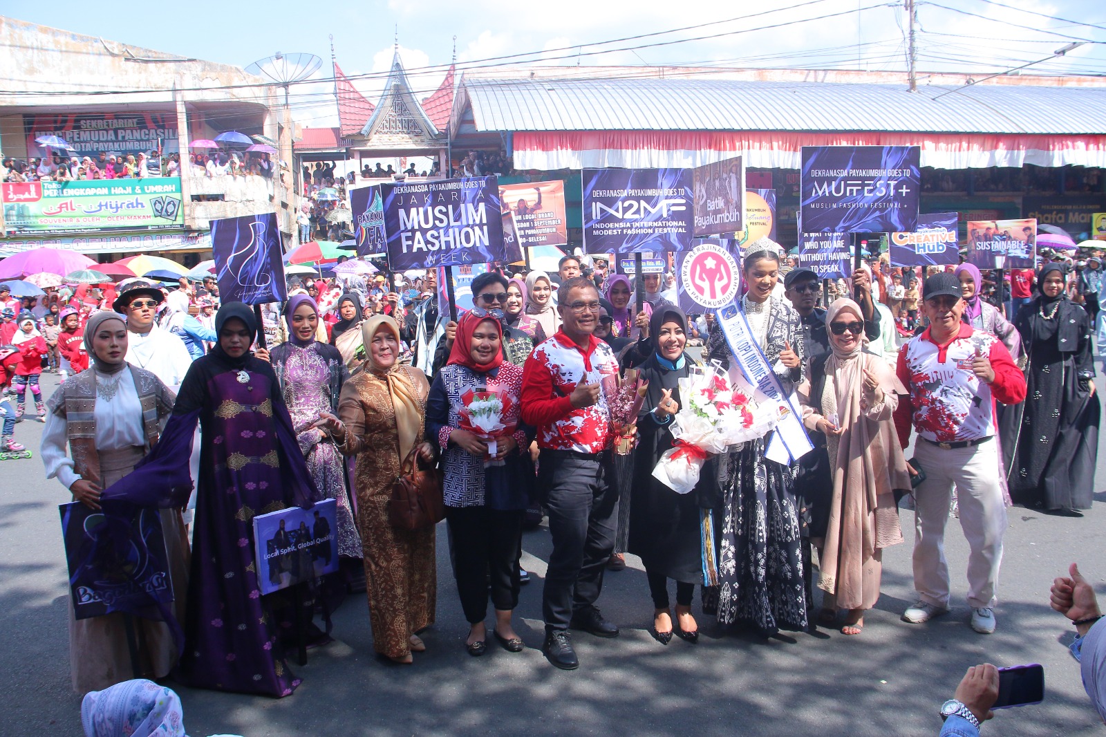 Peserta pawai alegoris berfoto bersama dengan pejabat payakumbuh