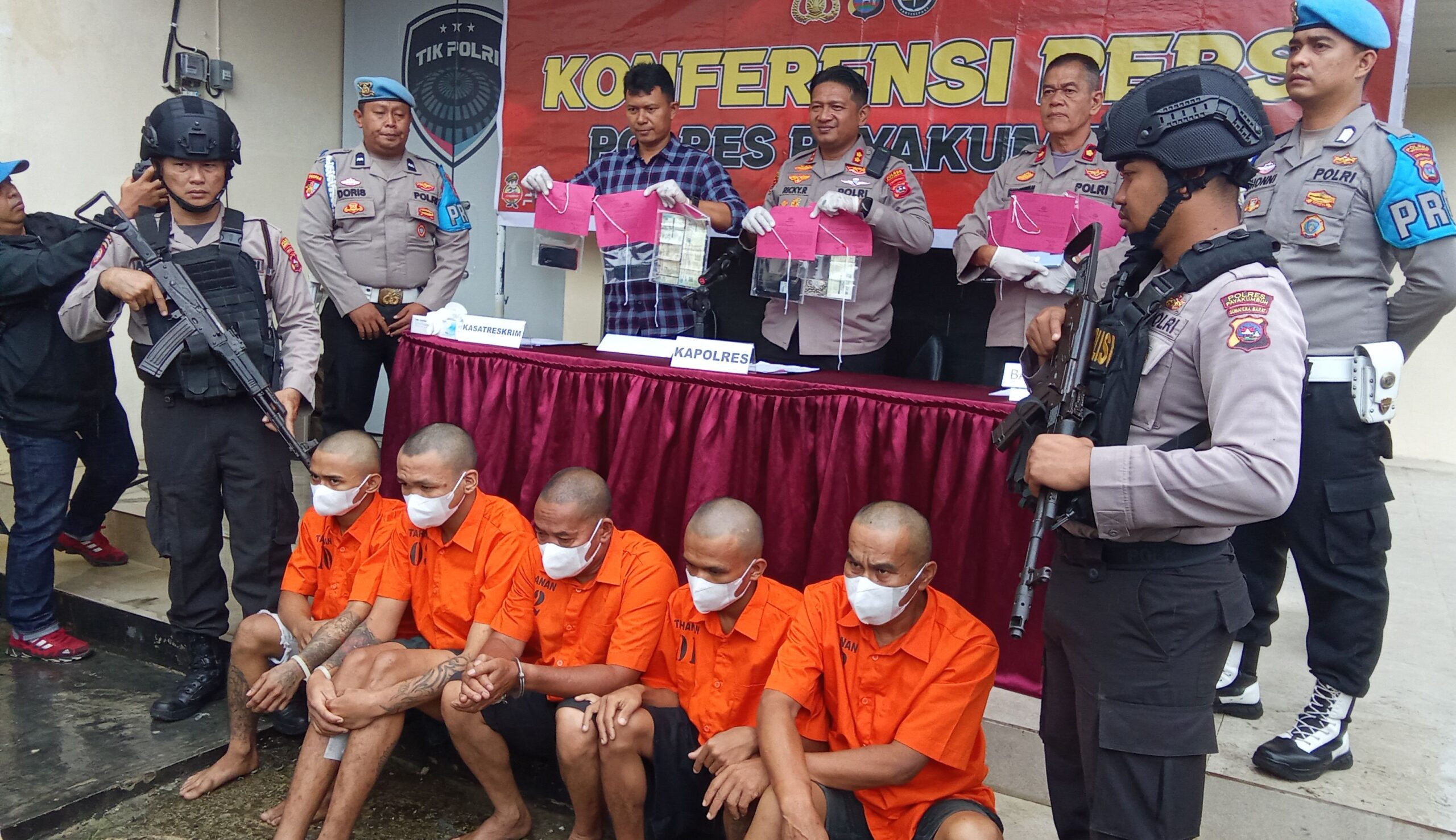 Jumpa pers kasus penangkapan getombolan rampok di Polres Payakumbuh