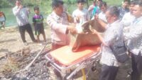 Polisi dan satpam evakuasi bocah laki laki yang ditemukan mengapung di batang kuranji padang (dok polisi)