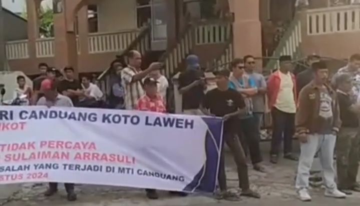 Screenshot_20240805-194434 Puluhan warga datangi ponpes MTI Canduang lakukan aksi protes