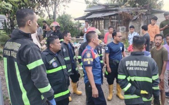Personil damkar Kota Padang Lakukan evakuasi tethadap korban