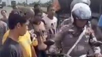 Dua orang polantas terlihat dikerubungi warga yang terpancing emosi