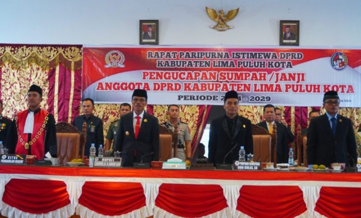 Sebanyak 35 anggota DPRD 50 Kota Resmi dilantik di gedung dewan setempat