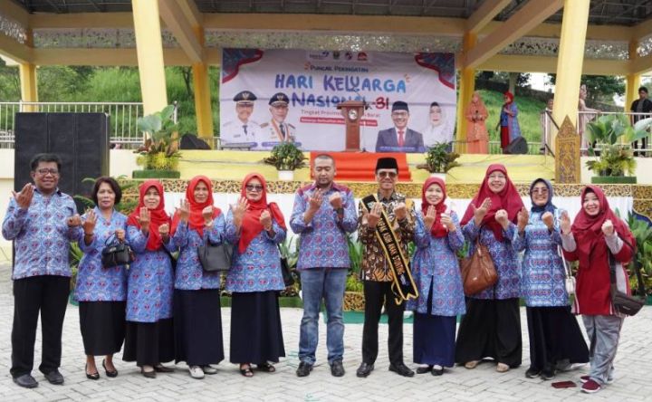 Bupati Limapuluh Kota berpose bersama usai gelar kegiatan Stunting