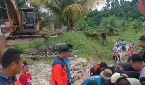Tim BPBD Padang Pariaman bersama warga evakuasi korban