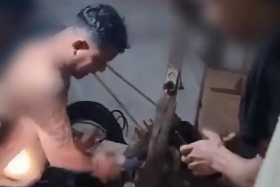 Pengedar saat ditangkap dan dibekuk di dalan rumahnya