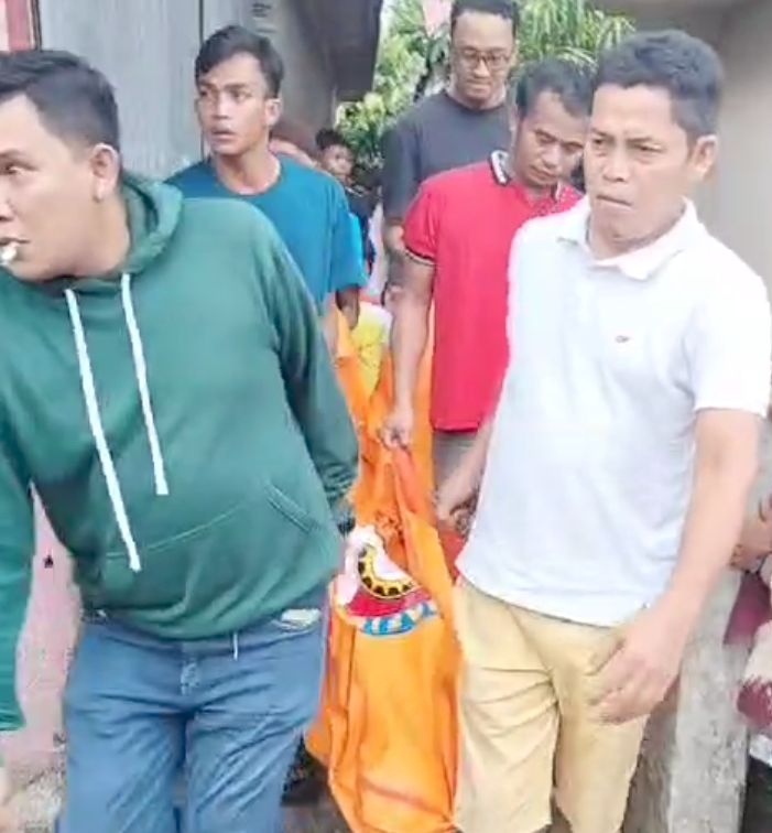 Korban saat di evakuasi warga