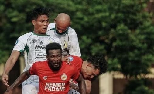 Semen padang unggul tipis 1-0 saat menjamu PSS Sleman di Lapangan PTIK Jakarta