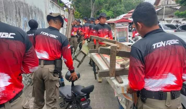 Satpol PP Padang tertibkan pedagang kaki lima depan Rs Yos Sudarso