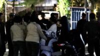 Satpol PP Padang bubarkan muda .udi yang nongkrong di kawasan Batang Harau