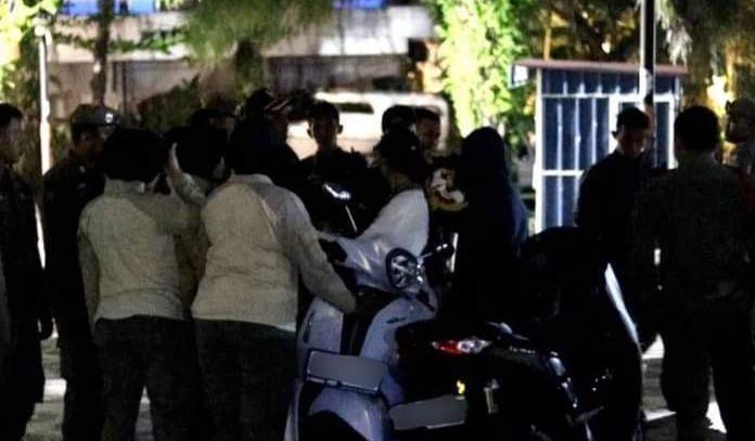 Satpol PP Padang bubarkan muda .udi yang nongkrong di kawasan Batang Harau