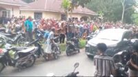 Ribuan massa berusaha mengejar tersangka pembunuhan gadis penjual gorengan