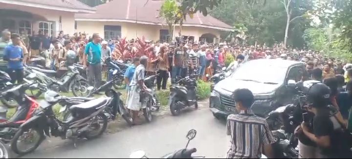 Ribuan massa berusaha mengejar tersangka pembunuhan gadis penjual gorengan