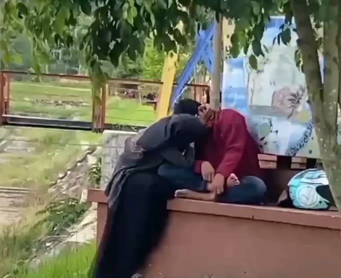 Aksi memalukan pasangan dimabuk asmara di siang hari