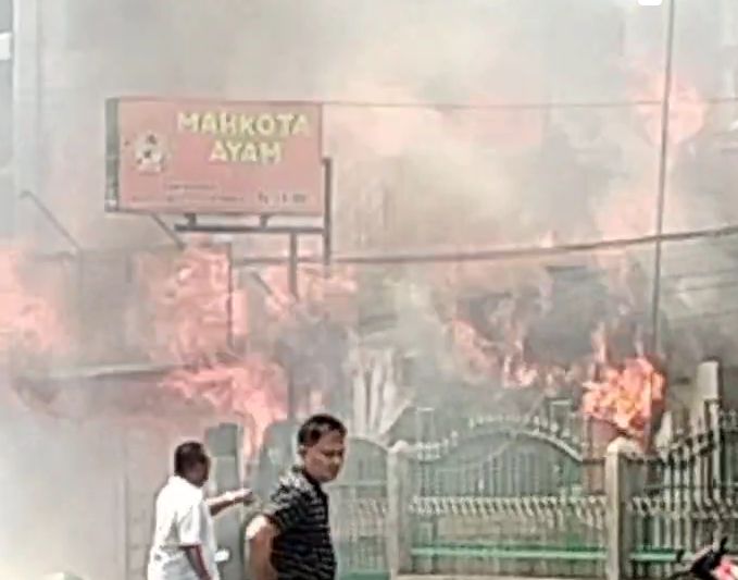 Sijago merah mengamuk di Payakumbuh, bakar Warung ayam Geprek dan loket bus