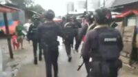 Ratusan aparat bersenjata lengkap sisir dan geledah pasar gaung