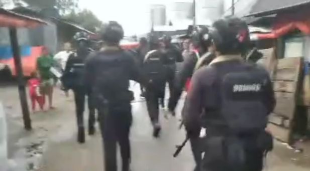 Ratusan aparat bersenjata lengkap sisir dan geledah pasar gaung
