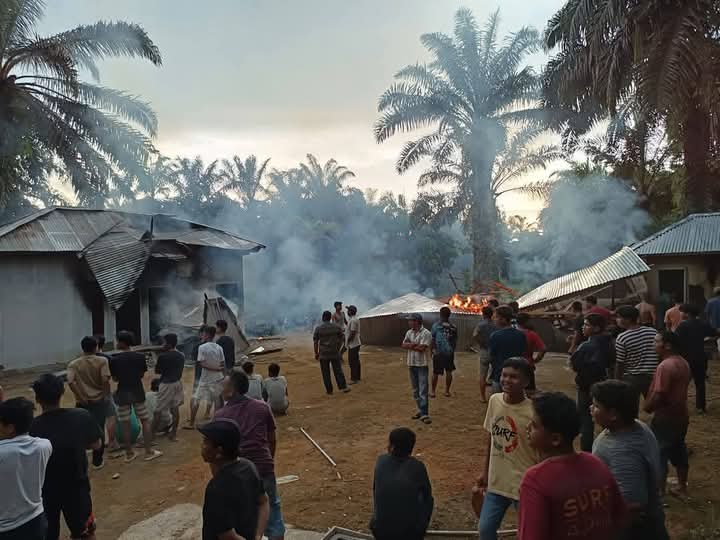 Disinyalir lokasi maksiat, ratusan warga bakar bangunan kafe