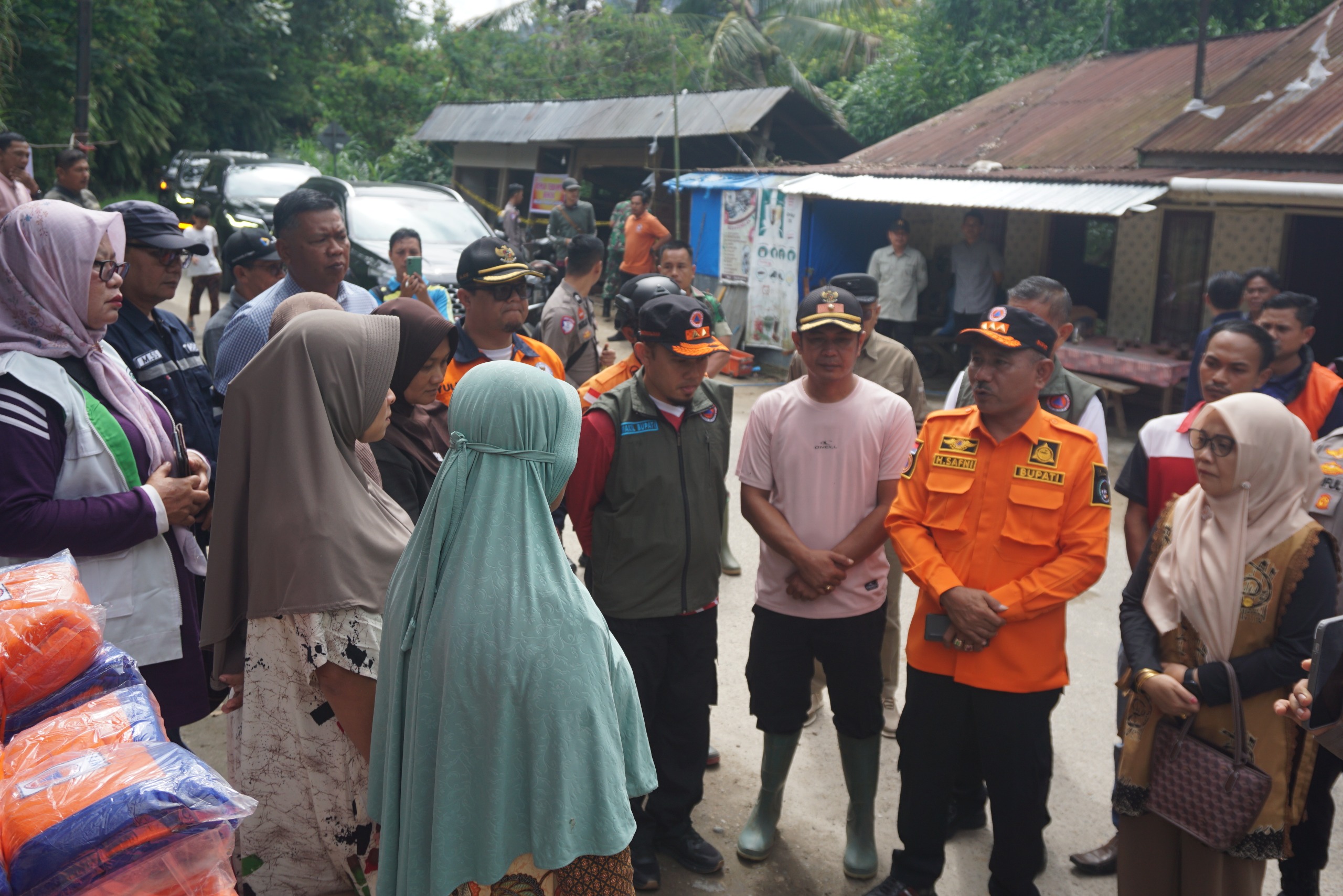 Bupati dan Wakil Bupati mengunjungi lokasi bencana dan berbincang langsung dengan masyarakat terdampak bencana