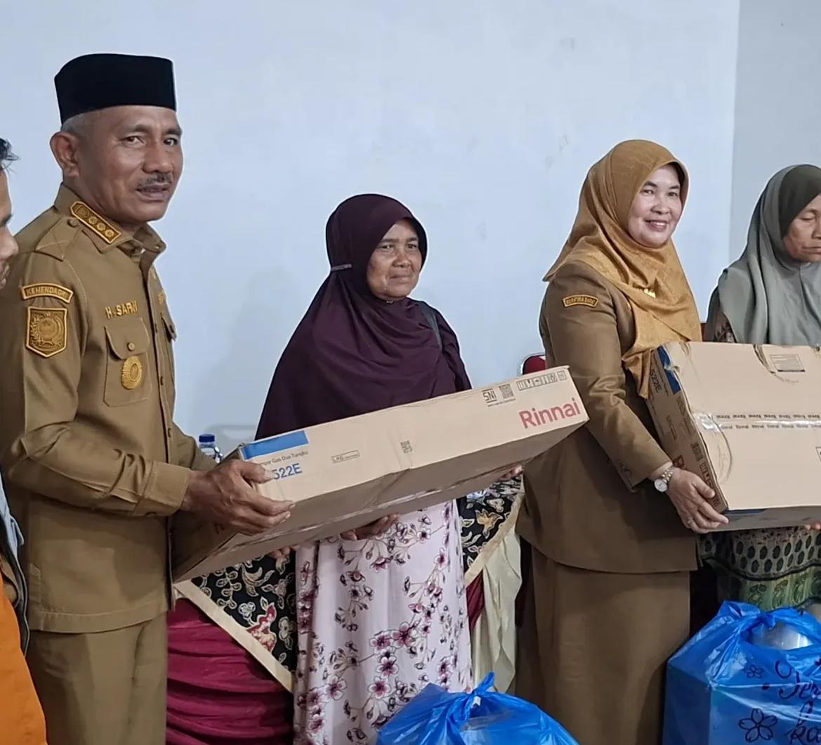 Penyerahan bantuan peralatan rumah tangga untuk masyarakat terdampak bencana di Kecamatan Gunuang Omeh